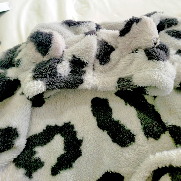 NEW! Aeropostale Kids Boys Cow Print Faux Fur Pull-Over Hoodie Size S (7/8) - Picture 5 of 9